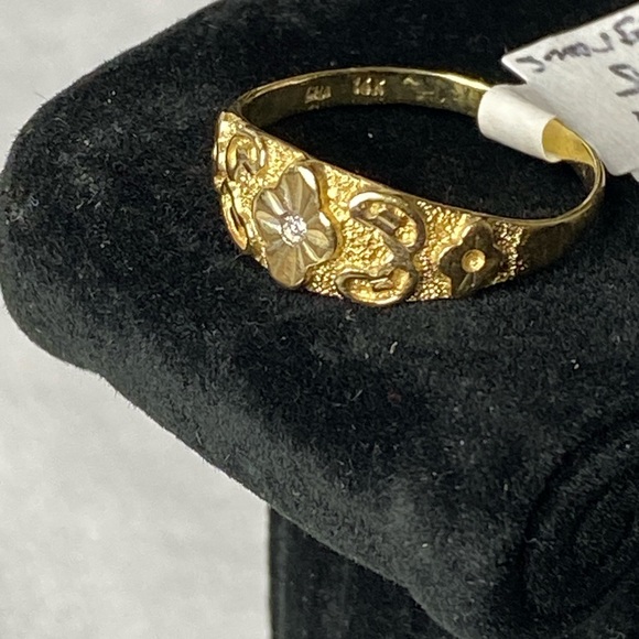 14k Elegant Gold Ring with Intricate Design Solid Gold - Picture 2 of 3